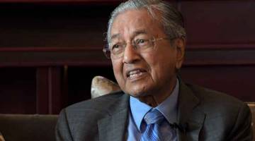 MERUGIKAN NEGARA: Dr Mahathir menjawab pertanyaan media pada akhir lawatan rasmi lima harinya ke China di Beijing, semalam. Beliau berkata projek Landasan Kereta Api Pantai Timur (ECRL) dan Saluran Gas Paip Trans-Sabah (TSGP) bernilai berbilion ringgit, dibatalkan. — Gambar Bernama