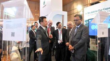 LAWAT: Isham (kanan) melawat gerai selepas pelancaran di persidangan Industri Petrokimia Asia (APIC) 2018 di Pusat Konvensyen di Kuala Lumpur, semalam. — Gambar Bernama