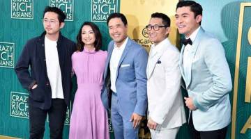 PUKAU HOLLYWOOD: Gambar fail yang diambil pada 7 Ogos 2018 ini menunjukkan (dari kiri) Steven Yeun, Jae Suh Park, Randall Park, Daniel Dae Kim dan Henry Golding semasa tayangan perdana filem ‘Crazy Rich Asians’ di TCL Chinese Theatre IMAX di Hollywood, California. ‘Crazy Rich Asians’ – filem Hollywood pertama dalam satu generasi dengan barisan pelakon yang hampir kesemuanya berketurunan Asia – memukau Amerika Utara pada hujung minggu pertamanya, dan mencecah kutipan ‘box office’, data industri menunjukkan I