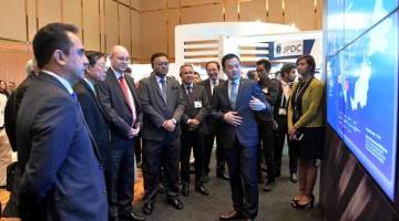 FOKUS: Isham (empat kiri) dengan Presiden dan Ketua Pegawai Eksekutif Kumpulan Petronas Tan Sri Wan Zulkiflee Wan Ariffin (kiri) melawat gerai selepas melancarkan persidangan APIC 2018 di Pusat Konvensyen Kuala Lumpur di Kuala Lumpur, kelmarin. — Gambar Bernama 