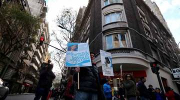 SOKONGAN PADU: Penyokong Kirchner berhimpun di luar rumahnya di Buenos Aires, Argentina kelmarin. — Gambar Marcos Brindicci/Reuters
