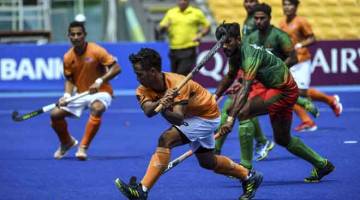 PERSEMBAHAN MANTAP: Pemain hoki negara Faizal Saari ketika beraksi menentang pasukan Bangladesh dalam perlawanan peringkat kumpulan pada Sukan Asia Jakarta Palembang 2018 di Stadium Hoki Gelora Bung Karno, semalam. — Gambar Bernama