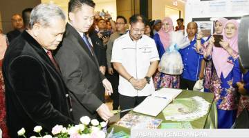 PETER (dua dari kanan) yang diiringi oleh Abdul Muis (kiri) melawat pameran.