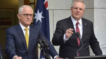 PM BAHARU: Gambar fail 22 Ogos menunjukkan Morrison (kanan) bercakap di sebelah Turnbull pada sidang media di luar parlimen di Canberra, Australia. — Gambar AFP