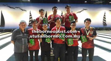 TERBAIK: Lapan peserta terbaik kategori Terbuka Remaja Lelaki bersama Timbalan Presiden Persatuan Tenpin Boling Amatur Sarawak, Saifulbahri Shukri (kiri) pada hari terakhir kejohanan itu. 