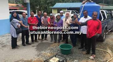 TURUN PADANG: Jamilah bersama penduduk semasa melakukan lawatan untuk memeriksa kerja pemasangan telaga tiub mini di Kampung Sampadi, Lundu, baru-baru ini.