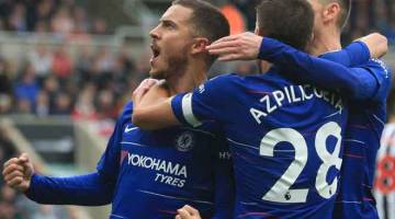 CERIA: Hazard (kiri) meraikan jaringannya bersama rakan sepasukan selepas menjaringkan gol pembukaan pada perlawanan liga menentang Newcastle di St James’ Park, Newcastle-upon-Tyne Ahad lepas. — Gambar Reuters