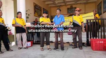 AGIH: Mohamad (tiga kiri) menyerahkan daging kerbau kepada ahli pertubuhan, di Surau Darul Insyirah IPG Kampus Sarawak, Miri baru-baru ini.