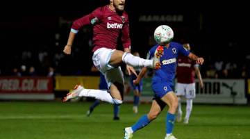 AKSI MENDEBARKAN: Pemain West Ham, Andriy Yarmolenko mengawal bola ketika beraksi pada perlawanan pusingan kedua Piala Liga Inggeris menentang Wimbledon di Stadium Cherry Red Records, London Isnin lepas. — Gambar Reuters