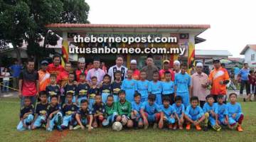 UNTUK ALBUM: Aidel (berdiri tengah) merakam gambar bersama pasukan Manchester United dan Barcelona sebelum bermula perlawanan akhir kategori sekolah rendah.