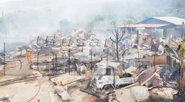 KEADAAN di lokasi kejadian yang memusnahkan satu blok rumah 10 pintu, dua rumah tidak kekal dan dua kenderaan milik penduduk kampung.