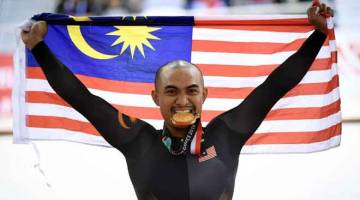 HADIAH KEMERDEKAAN: Azizulhasni Awang meraikan kejayaan meraih pingat emas selepas mengalahkan Fukaya menerusi acara pecut individu lelaki pada Sukan Asia 2018 di Velodrom Antarabangsa Jakarta, Indonesia semalam. — Gambar Bernama