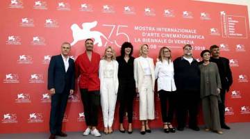 BARISAN JURI: (Dari kiri) aktor Austria Christoph Waltz, pelakon dan pengeluar New Zealand Taika Waititi, aktres British Naomi Watts, pengeluar Malgorzata Szumowska dari Poland, aktres Danish Trine Dyrholm, aktres Perancis Nicole Garcia, presiden juri dan pengarah Mexico Guillermo Del Toro, aktres dan pengarah Taiwan Sylvia Chang serta pengarah Itali Paolo Genovese bergambar bersama pada hari pembukaan Festival Filem Venice  pada Rabu lepas.  — Gambar AFP