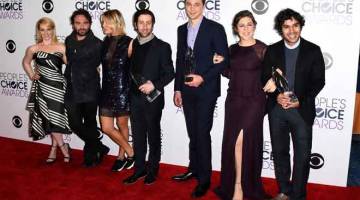 AKAN BERAKHIR: Gambar fail yang bertarikh 6 Januari 2016 ini menunjukkan barisan pelakon ‘The Big Bang Theory’ bergambar bersama di bilik media semasa People’s Choice Awards 2016 yang diadakan di Microsoft Theater di Los Angeles, California. ‘The Big Bang Theory’ akan berakhir dengan finale musim ke-12 pada Mei tahun depan. — Gambar AFP