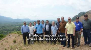 PANORAMA INDAH: Julaihi (empat kiri), Hasbi (enam kiri), Paulus, Noor Ismail dan tetamu menikmati keindahan di kaki Bukit Kemau ketika melawat Projek Jalan Hulu Tubai Mentawai semalam.