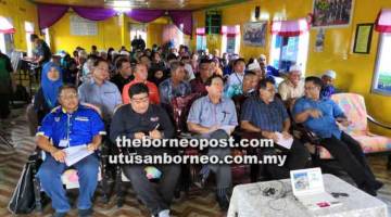 SIAP SIAGA: Harden (duduk, tiga kiri) pada Latihan dan Simulasi Pengurusan Pangkalan Hadapan Peringkat Bahagian Limbang di Balai Raya Kampung Telahak, Limbang.