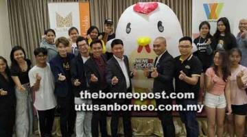 PROMOSI: Cheah (lapan kiri) bergambar dengan penganjur bersama, penaja dan peserta Pertandingan Tarian K-pop serta maskot Nene Chicken.