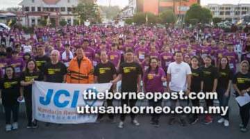 TANGGUNGJAWAB SOSIAL: Para peserta ‘Run For Care’ bersedia memulakan larian.