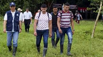 TAHANAN DILEPASKAN: Gambar ini dikeluarkan oleh Pejabat Ombudsman Colombia menunjukkan tiga tentera selepas mereka dilepaskan oleh gerila ELN di Arauca, Colombia. — Gambar AFP