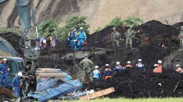 MISI MENYELAMAT: Anggota penyelamat mencari mangsa yang hilang di Astuma semalam selepas gempa bumi berkekuatan 6.6 magnitud melanda pulau utara Hokkaido di Jepun. — Gambar AFP