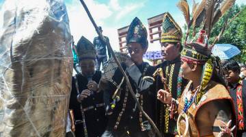 Upacara pemindahan penuh ritual Batu Sumpah Peringatan Keningau berjalan lancar di kawasan legar Muzium Warisan Sabah Cawangan Keningau, yang dipimpin oleh Ketua Bobolian (Ketua Adat Kadazandusun dan Murut) Muri Kulim (tiga, kanan) bersama dua orang pembantu, hari ini. - Gambar Bernama