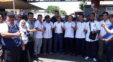 LIEW (lima dari kanan) di samping Peter Hii bergambar bersama jawatankuasa PPBMDS dan orang ramai pada program bergerak pusat khidmat masyarakat itu.