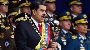 CUBA DIGULINGKAN: Gambar fail 4 Ogos menunjukkan Maduro menyampaikan ucapan sempena ulang tahun ke-81 Pengawal Negara di Caracas. — Gambar AFP