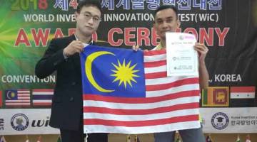 TAHNIAH: Mohd Sirhajwan (kanan) menunjukkan kejayaannya memenangi pingat emas kategori ‘Think Tales’ dalam World Invention Innovation Contest di Convention Centre - Chungmu Art Centre, Seoul, Korea Selatan, pada Jun baru-baru ini. — Gambar Bernama