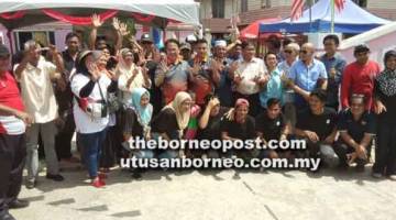 GOTONG-ROYONG: Liew (tengah) bersama-sama pemimpin masyarakat dan penduduk PPRT Kampung Karamunting merakamkan gambar sejurus selesainya majlis.