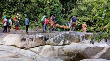 Pasukan bomba mengambil masa satu jam setengah untuk membawa mayat mangsa keluar dari kawasan air terjun ke jalan utama. 