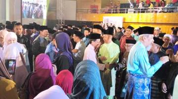 TUAN Yang Terutama Tun Juhar Mahiruddin (depan) bersama Ketua Menteri DSP Mohd. Shafie Apdal bersalaman dengan para hadirin.