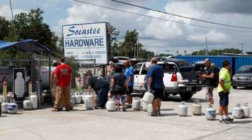 PERSEDIAAN AWAL: Pelanggan beratur untuk membeli propana di Socastee Hardware menjelang ketibaan Taufan Florence di Pantai Myrtle, Carolina Selatan, AS semalam. — Gambar Randall Hill/Reuters