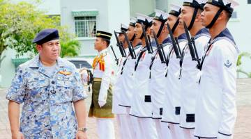 TENGKU Dr Muhammad Faiz Petra Ibni Sultan Ismail Petra berkenan memeriksa Kawalan Suku KD Sri Sandakan ketika mengadakan lawatan di Markas Wilayah Laut 2 hari ini.