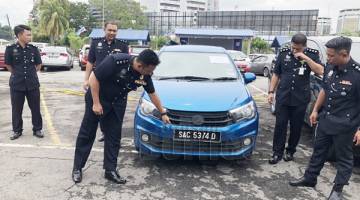 HABIBI menunjukkan kereta dengan nombor pendaftaran palsu yang dinaiki suspek pecah rumah.