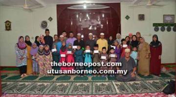 ALBUM: Jawatankuasa penganjur Surau Darussalihat Kampung Sungai Poyan bergambar bersama para peserta pertandingan membaca surah Al Fatihah dan ayat-ayat Lazim.