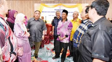 DAUD sedang beramah mesra dengan sebahagian yang hadir pada majlis makan malam berkenaan.