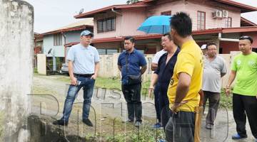 DARELL (kiri) berbincang dengan penduduk Kg Hungab mengenai masalah yang dihadapi mereka.