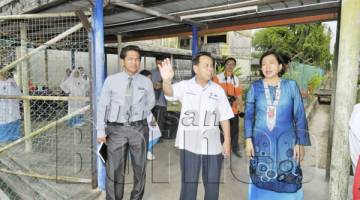 JENIFER (kanan) bersama Pegawai Pendidikan Daerah Kota Marudu Akdan@Datu Akdan Datu Basran (kiri) dan Pengetua SMK Tandek Jaimin Samaron ( tengah) meninjau kawasan Asrama Putri sekolah berkenaan.