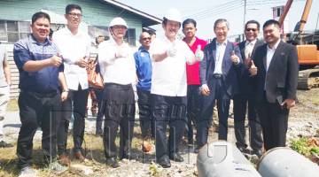 STEPHEN dan Pembantu Menteri di Jabatan Ketua Menteri, Jimmy Wong menunjukkan ‘thumbs up’ semasa mengadakan lawatan ke tapak projek di Jalan Abaca.