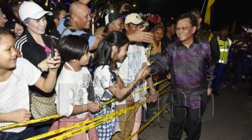 SHAFIE bersalaman dengan pengunjung ketika tiba di majlis itu.