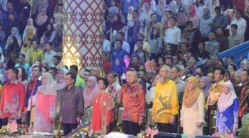 MAHATHIR (lima kanan), Siti (lima kiri), Shafie (empat kiri), Juhar (empat kanan), Norlidah (tiga kanan), Wan Azizah (dua kanan) pada sambutan Hari Malaysia 2018 di sini malam ini (Ahad).