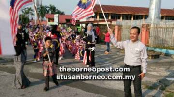 LEPAS MULA: Abang Nurfuad merasmikan perarakan tersebut yang mengelilingi bandar Betong sebelum berakhir di kampung Melayu, Jumaat lalu.