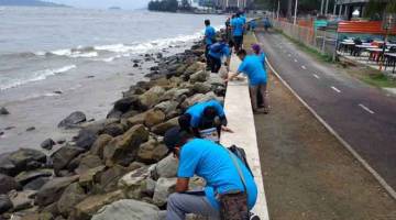 BERSIH PANTAI: Skuad AADK Daerah Kota Kinabalu mengadakan aktiviti Team Building Batch 1 di sekitar Pantai Teluk Likas, kelmarin.
