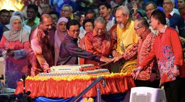 Juhar bersama Dr Mahathir, Shafie dan Uggah memotong kek sempena sambutan Hari Malaysia 2018 di Padang Merdeka malam ini. - Gambar Bernama