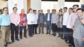 DR. MAHATHIR, Shafie (tengah) bersama Menteri Kabinet Negeri selepas sarapan pagi.