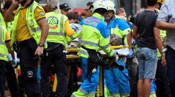 CEDERA PARAH: Seorang mangsa yang cedera dibawa dengan              usungan selepas satu kemalangan di hotel Ritz di Madrid                   kelmarin. — Gambar AFP