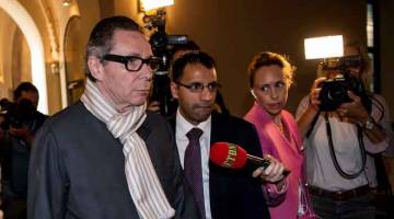 TUDUHAN BERAT: Arnault (kiri) tiba di mahkamah daerah di Stockholm semalam di mana dia dituduh merogol dan melakukan serangan seksual, dakwaan yang mendorong Akademi Sweden untuk menangguhkan Hadiah Kesusasteraan Nobel. — Gambar AFP