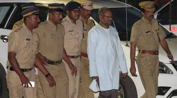 DITAHAN: Mulakkal (dua kanan) dituduh merogol seorang rahib dikawal oleh polis di luar pejabat cawangan jenayah di pinggir bandar Kochi, selatan Kerala di India kelmarin. — Gambar Reuters