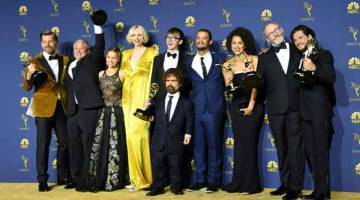 KEMBALI MENANG: Barisan pelakon ‘Game of Thrones’ bersama anugerah Emmy yang dimenangi mereka. — Gambar AFP