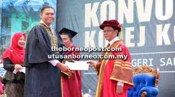 TAHNIAH: Shafie (kanan) menyampaikan sijil kepada salah seorang graduan pada Majlis Konvokesyen Kolej Komuniti Negeri Sabah 2018, di Kota Kinabalu pada Sabtu.